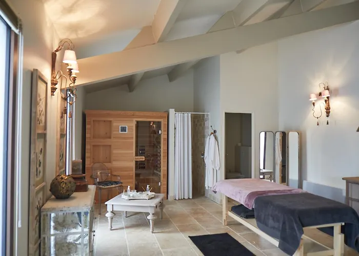 Le Pre De L'aube לינה וארוחת בוקר 4*