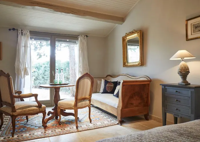 Le Pre De L'aube לינה וארוחת בוקר 4*